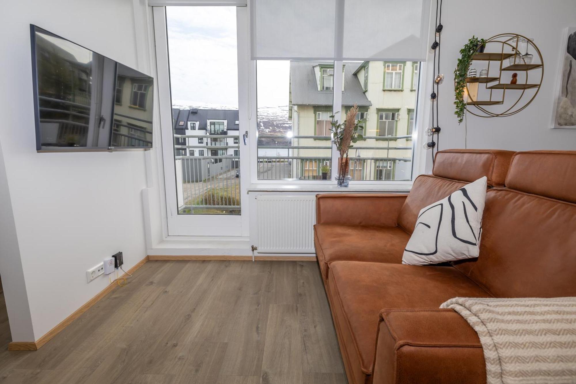 Charming Deluxe Apartment Akureyri Room photo