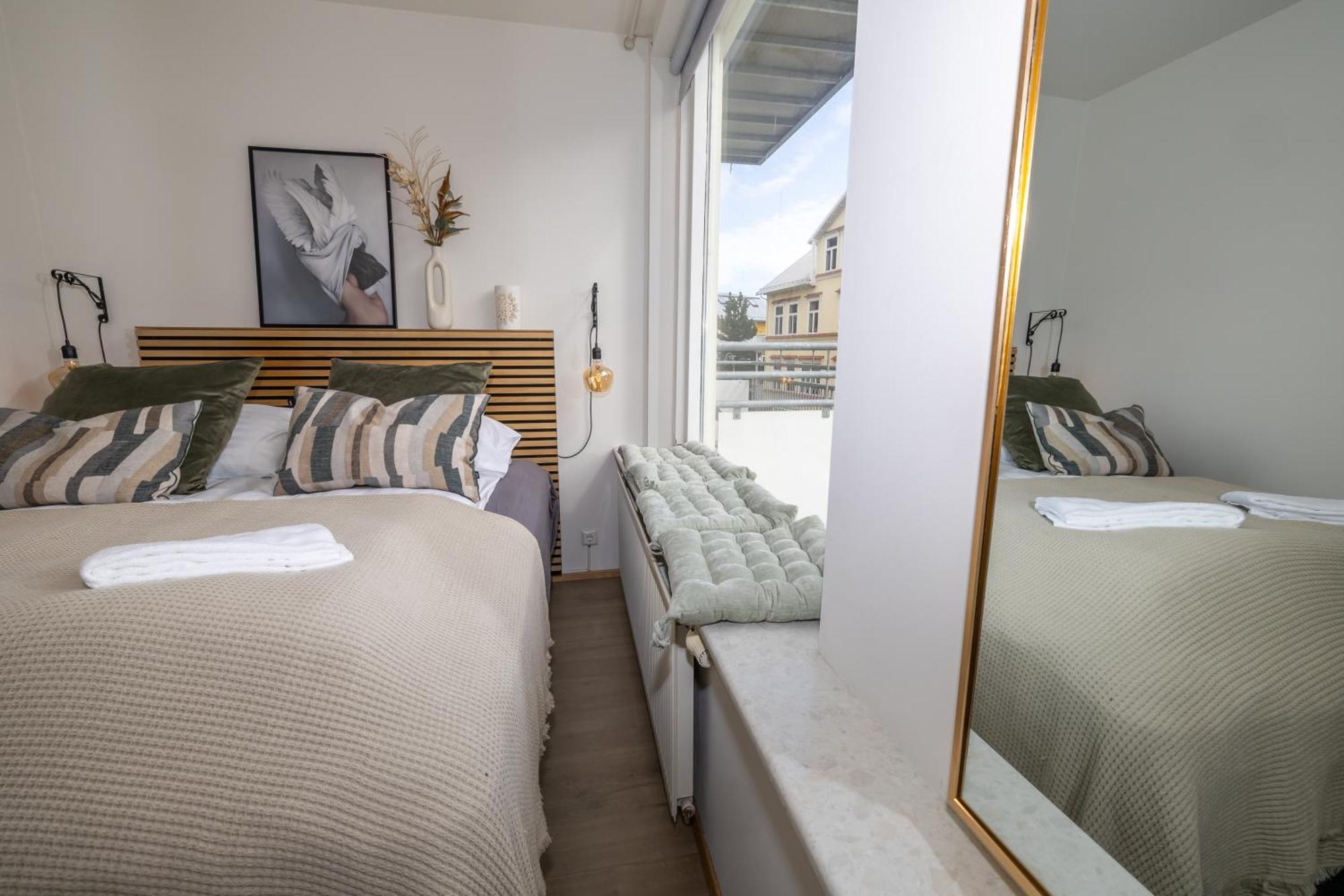 Charming Deluxe Apartment Akureyri Room photo
