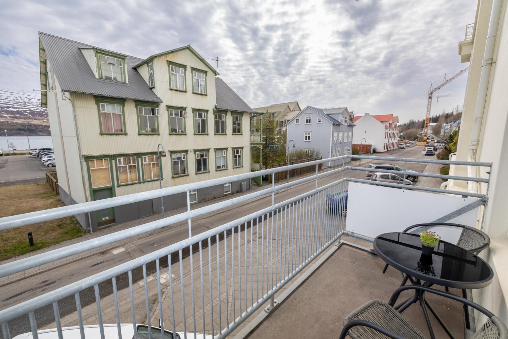 Charming Deluxe Apartment Akureyri Room photo